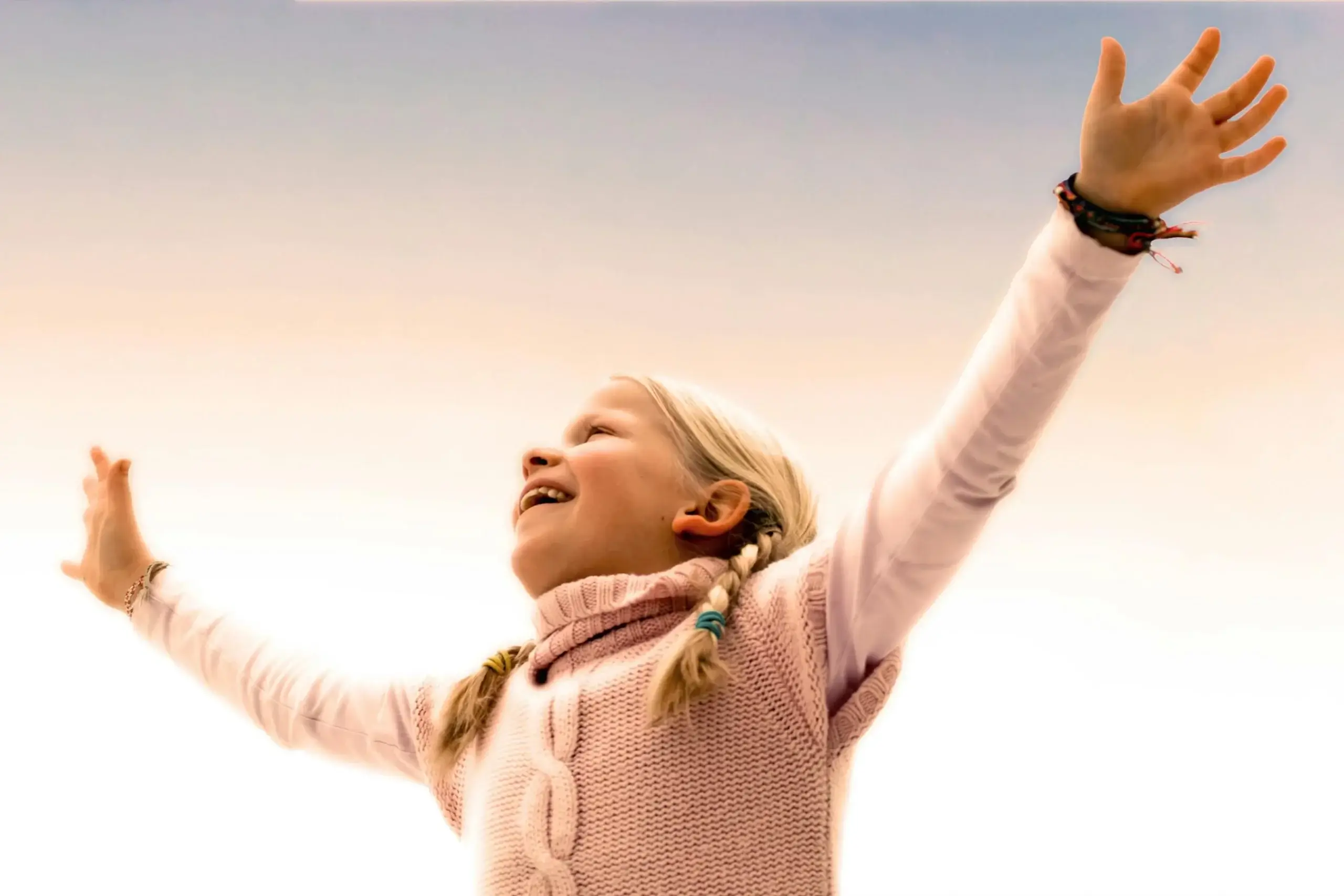 Enfant heureuse et lumineuse écartant les bras