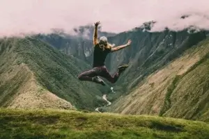 Adulte en saut de joie