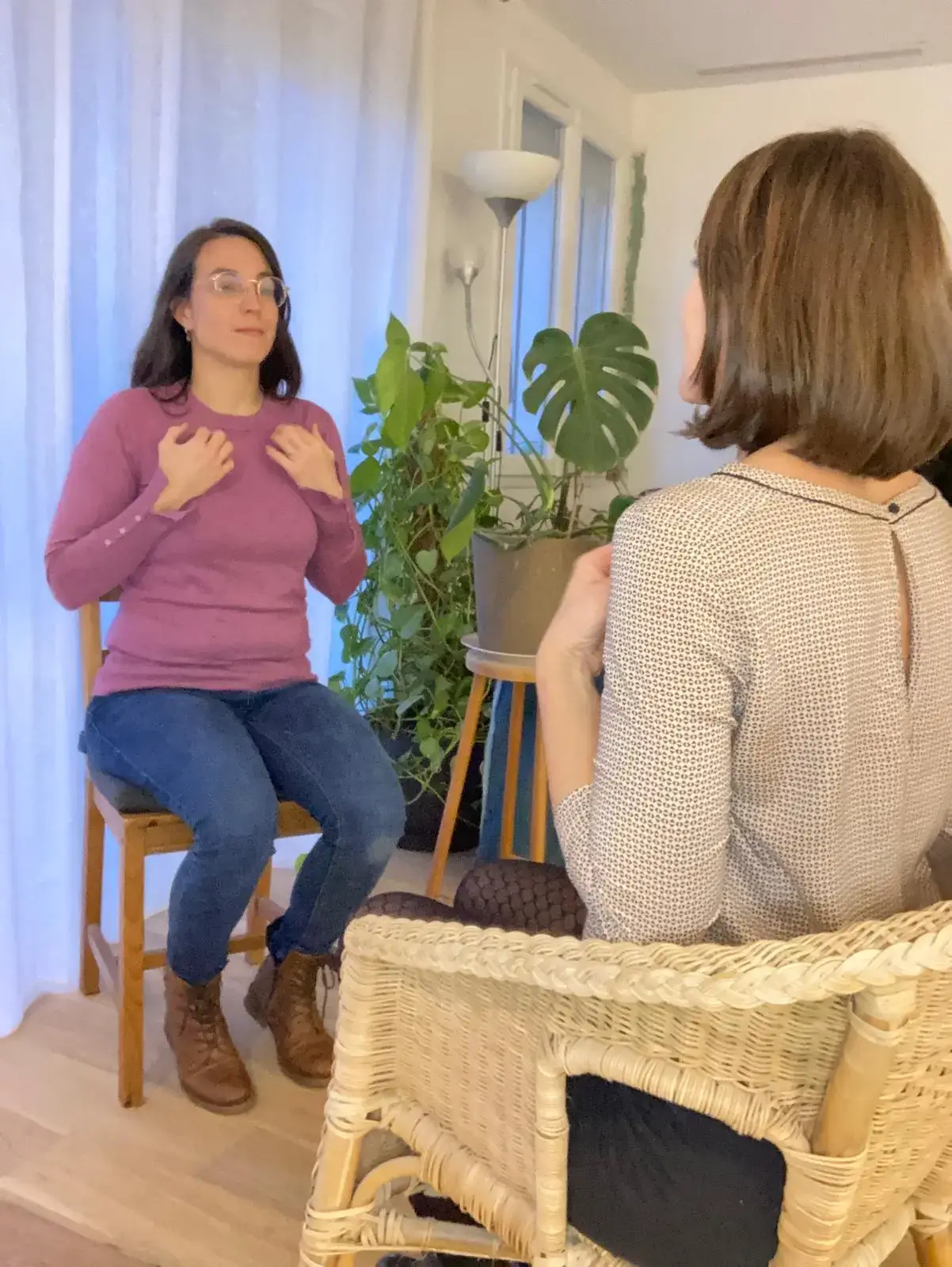 Séance d'EFT, tapotement en dessous des clavicules