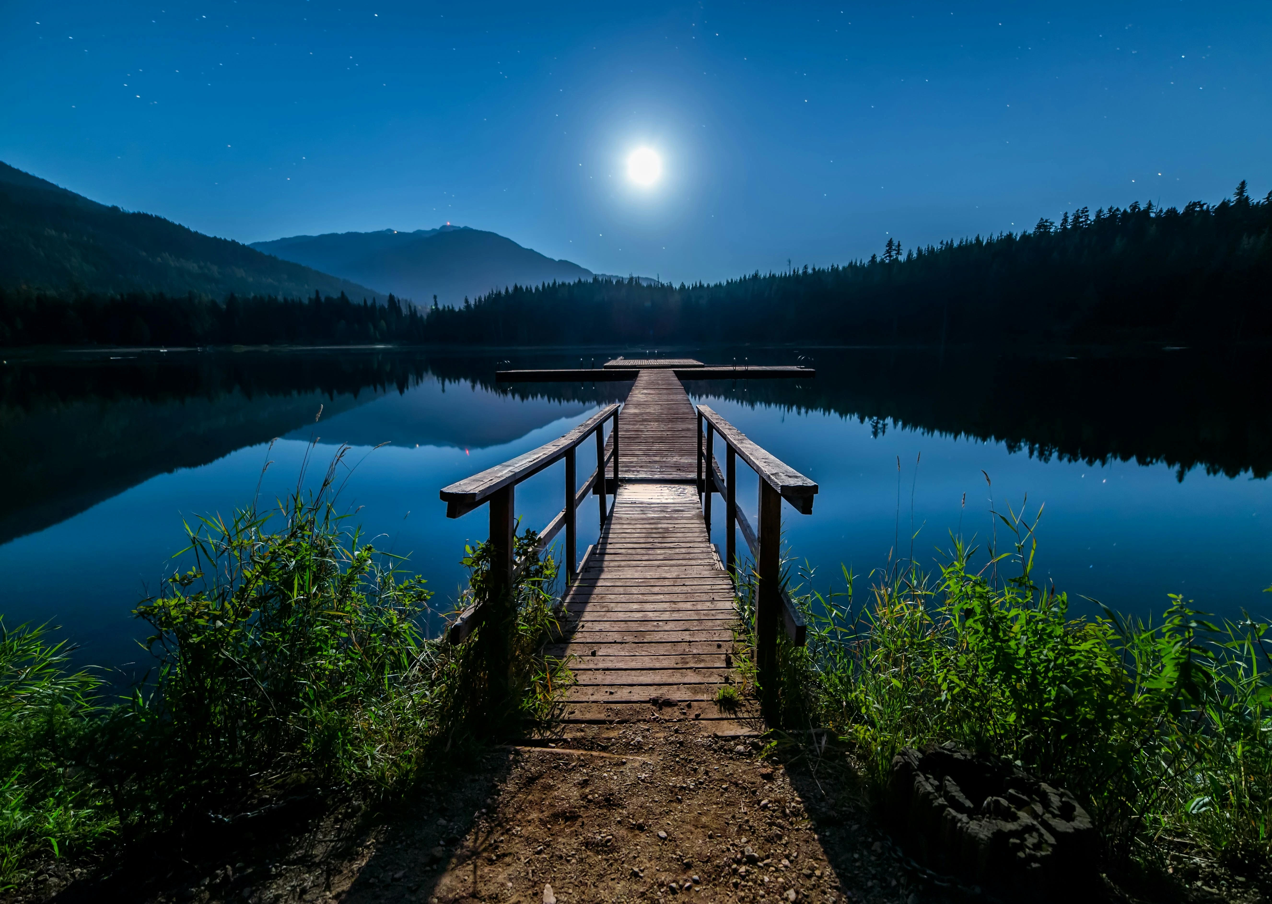 Paysage avec un ponton donnant sur un lac